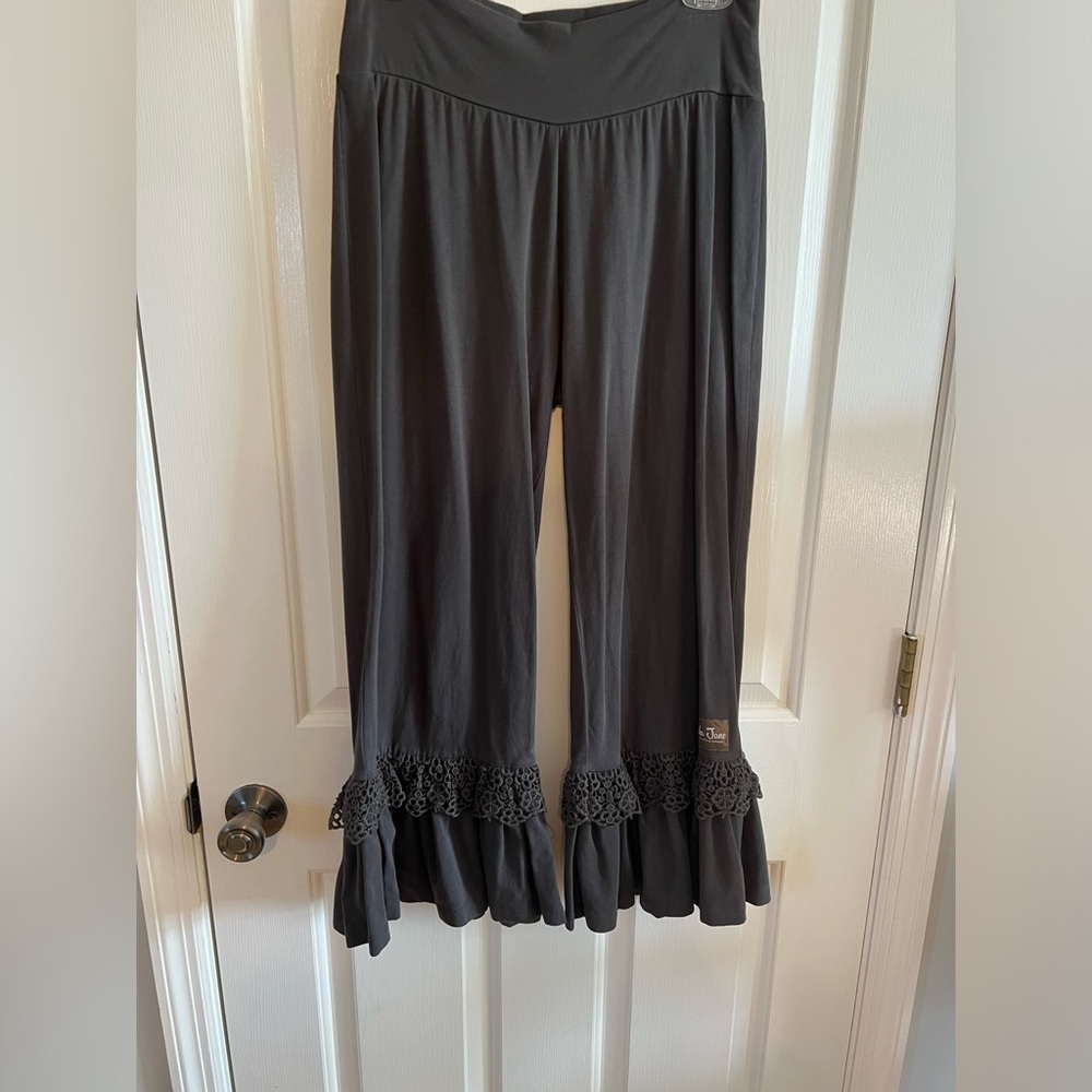 Matilda Jane ruffle cropped pants with lace detail- size medium
